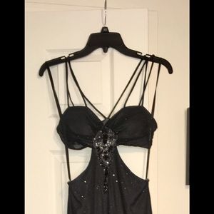 Floor-length black dress🔥🔥